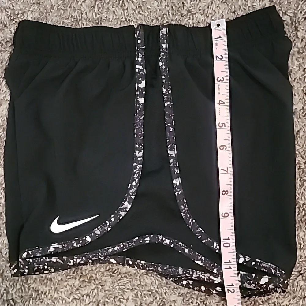 STUNNING NIKE TEMPO DRIFIT RUNNING SHORTS CURVED HEM WITH MESH - Picture 6 of 9